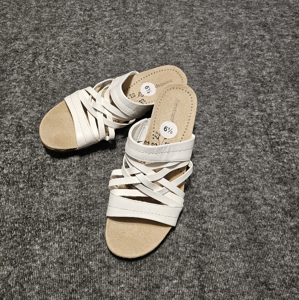 Ladies Baretrap sandals, white
